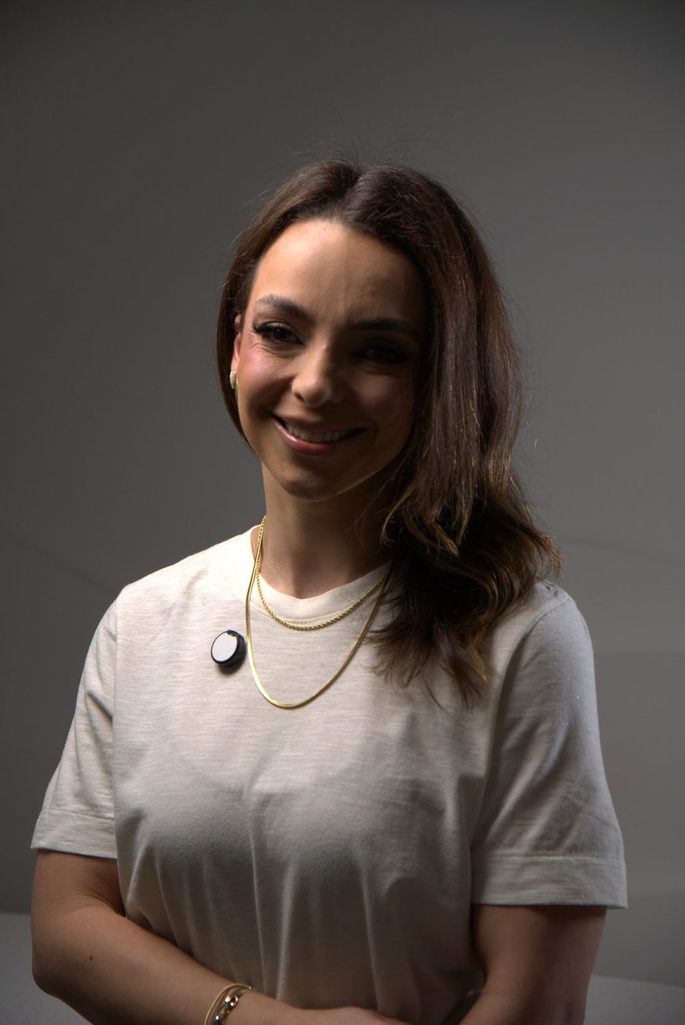 Dra. Gabriela Baggio de camiseta, sorrindo